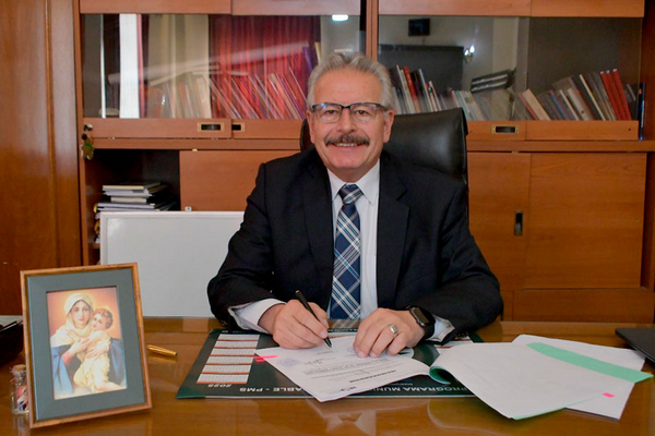 Docente Emérito de la Facultad de Ciencias Farmacéuticas y Bioquímicas Fundador y Director del Instituto Farmaco Bioquímica (IIFB). Autor y Coordinador del Posgrado de Farmacia Clínica y Gestión Farmacéutica. Ex Decano en dos gestiones de la Facultad de Ciencias Farmacéuticas y Bioquímicas 2012- 2015 y 2015 - 2018.